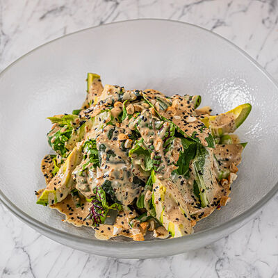 Зеленый салат с ореховым соусом в Dragon по цене 950 ₽