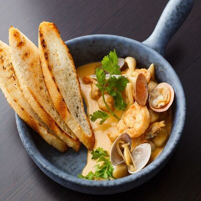 Сковородка морепродуктов со сливочным соусом и хрустящими гренками в Per Se по цене 1700 ₽
