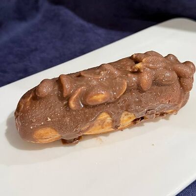 Шоколадный эклер с арахисомв Кафе сон у моря по цене 150 ₽