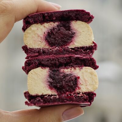 Макарон Вишневый пирог в Yumbaker gardens по цене 375 ₽