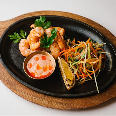 Креветки в чесночном маринаде, обжаренные на углях, с соусом Спайси в Круча по цене 1550 ₽