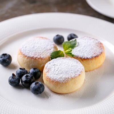 Сырники со сметаной и малиновым соусом в Кристалл по цене 670 ₽