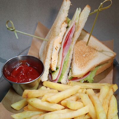 Клаб-сэндвич с ветчиной и картофелем фри в Oasis по цене 450 ₽