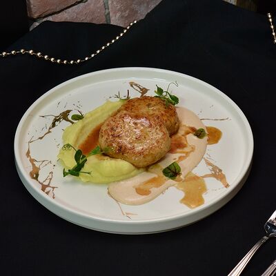 Котлеты из индейки с картофельным кремом и соусом чоризо в Правда по цене 750 ₽