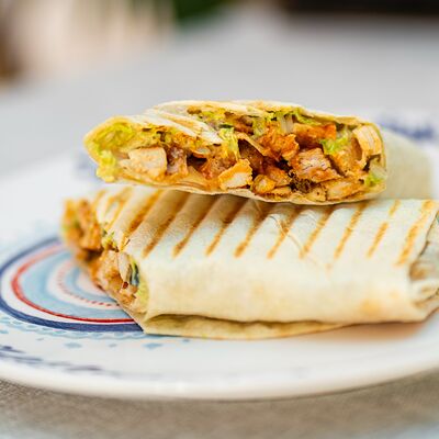 Шаурма с курицей, беконом и грибами в Есть на море по цене 375 ₽