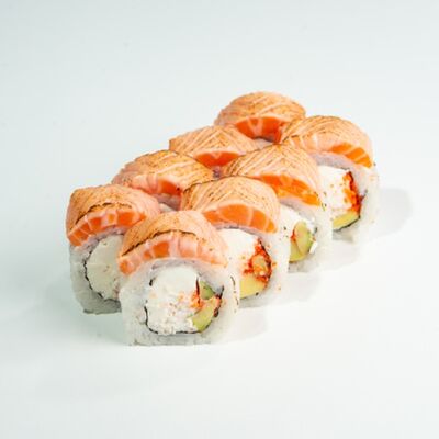 Опалённая Филадельфия с волокнами снежного краба, икрой тобико, сыром и авокадо (8 шт.) в ЁБИСАН по цене 1309 ₽