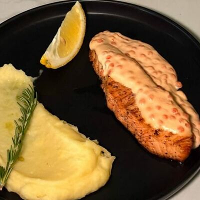 Стейк из лосося в соусе с икрой и картофельным пюре в Kaif Lounge по цене 1400 ₽