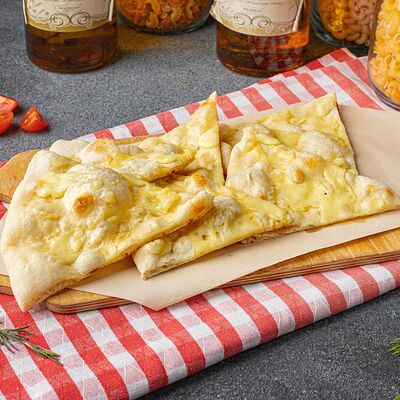 Фокачча с моцареллой на тонком тесте в Моя Италия по цене 264 ₽