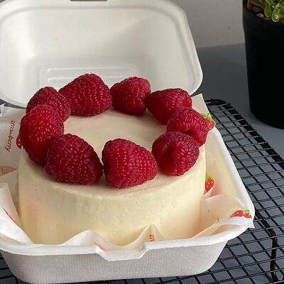 Бенто-торт, украшенный свежей малинойв Kulakovabakery по цене 1950 ₽