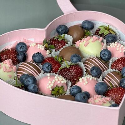 Сердце, наполненное клубникой в шоколаде в Berry sweets по цене 3947 ₽