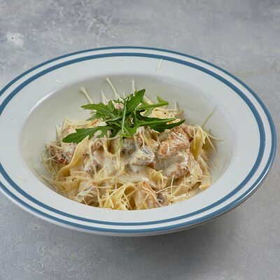 Паста сливочная феттуччине с цыпленком гриль и грибами в Wokker Express по цене 389 ₽