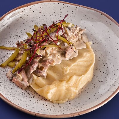 Бефстроганов с картофельным пюрев Конор по цене 750 ₽