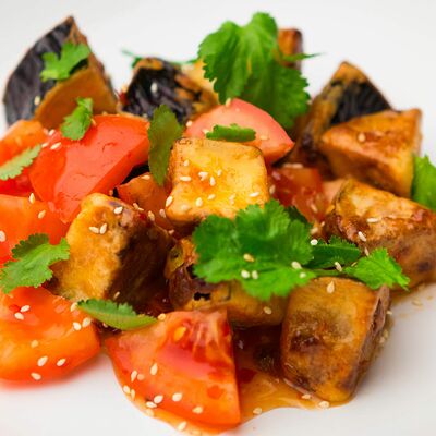 Теплый салат с хрустящими баклажанами и сливочным сыром в На речке по цене 520 ₽