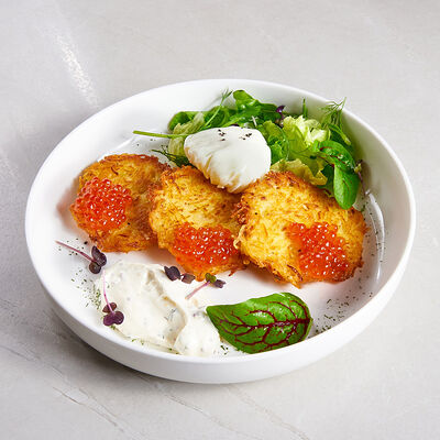 Драники с красной икрой, соусом айоли и яйцом пашот в Sugar Mama по цене 840 ₽