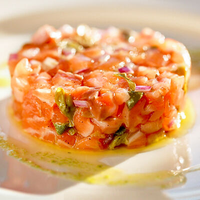 Тартар из лосося в Mama Roma по цене 474 ₽