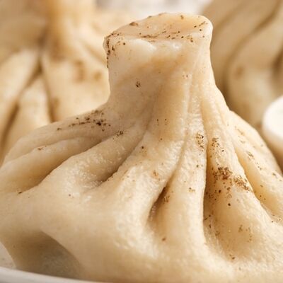 Хинкали с курицей и соусом Чкмерули в Шоти по цене 170 ₽