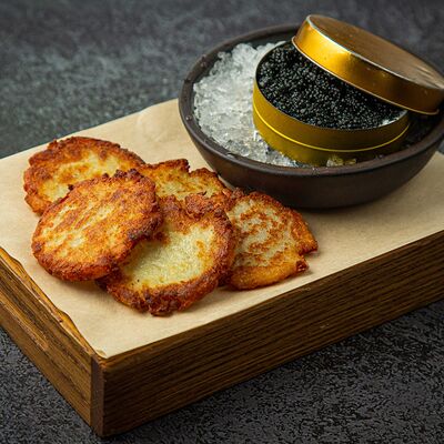 Картофельные драники с икрой щуки и фермерской сметаной в Fish Point по цене 1270 ₽