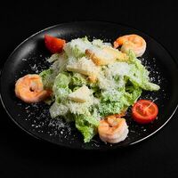 Цезарь с креветками в Level kitchenbar