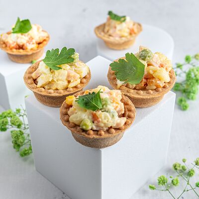 Тарталетка с салатом Оливье в KanapeFest по цене 2403 ₽