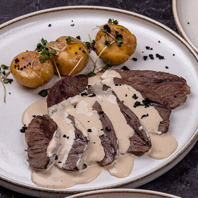 Телячьи щечки с запеченным картофелем в Refettorio по цене 830 ₽