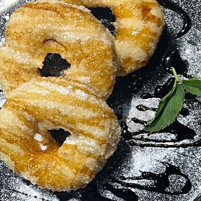 Пончики с клубникой в Пилмэн по цене 550 ₽