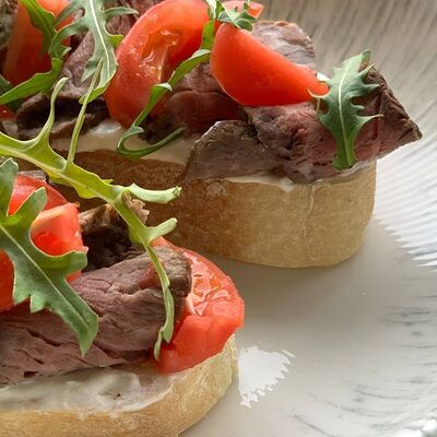 Брускетта с ростбифом в О2 Lounge cafe по цене 600 ₽