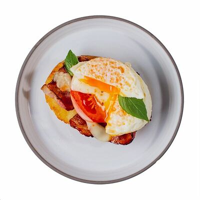 Хашбраун с яйцом, помидором, сыром и беконом в Азбука Вкуса Экспресс Меню по цене 145 ₽