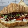Круассэндвич с курицей и томатами в Кафе Миндаль по цене 379