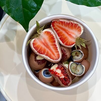 Клубника, малина, голубика в двойном шоколаде: белом и молочномв Lovely Berry по цене 1400 ₽