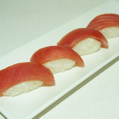 Суши тунец 4 шт в СУШИSELL по цене 599 ₽
