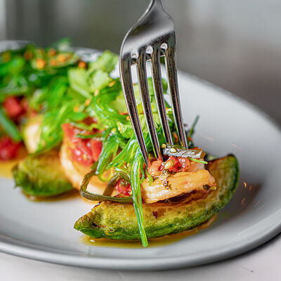 Жареные креветки, авокадо на гриле, салат чука в Narnia по цене 1050 ₽