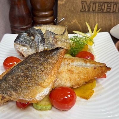 Филе дорадо с овощами al dente в белом вине в Сандро по цене 2330 ₽