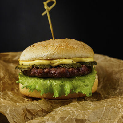 Гамбургер в Baker Kebab по цене 325 ₽