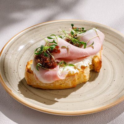 Брускетта с ветчиной и дрессингом бекона в Чайхана Пахвала по цене 360 ₽