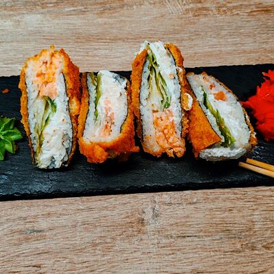 Онигири с лососем жареный в Quattro pizza по цене 669 ₽