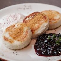 Сырники с томленой вишней и сметаной в Kraffin Bakery