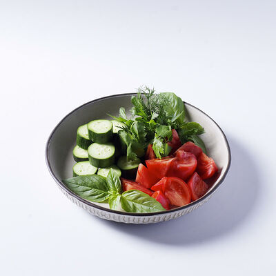 Розовые томаты и огурцы с растительным маслом в Чайхона №1 Васильчуки по цене 620 ₽