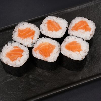 Ролл с лососем в Momo Chicken Korean по цене 463 ₽