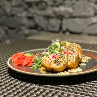 Хрустящий ролл с крабом в La Terrasse по цене 400 ₽