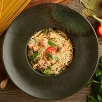 Паста с филе лосося в Luna lounge