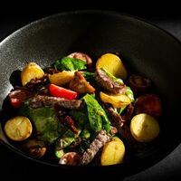 Теплый салат с говядиной в Cocos Lounge