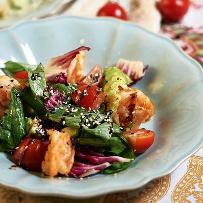 Салат с тигровыми креветками и томатами черри в Debaton по цене 348