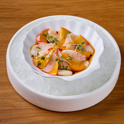 Севиче из гребешка с хурмой и соусом Шисо в Клёво по цене 1550 ₽