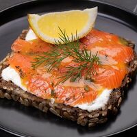 Сморреброд со слабосоленым лососем гравлакс в Лакс+