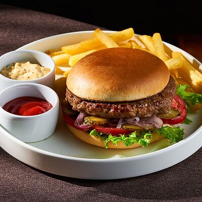 Биф бургер классический с картофелем фри в База по цене 1850 ₽