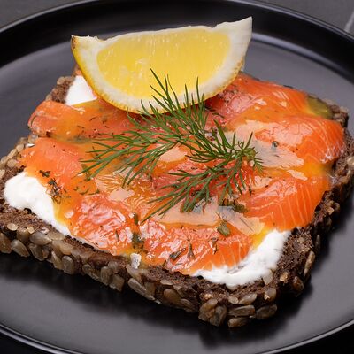 Сморреброд со слабосоленым лососем гравлакс в Лакс+ по цене 520 ₽