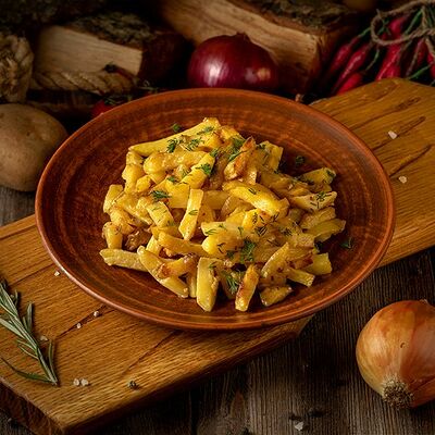 Жареный картофель с луком в Мандариновый гусь по цене 165 ₽