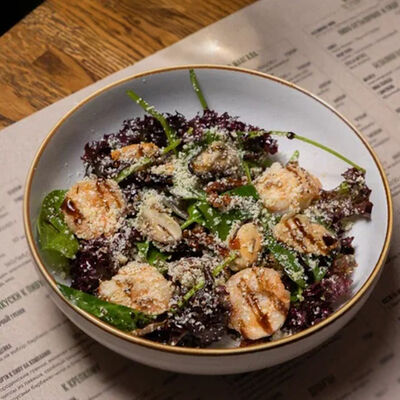 Салат с мидиями и креветками в Уголёк по цене 780 ₽