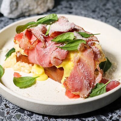 Скрэмбл с печеной телятиной на бриоши в Sweetheart по цене 655 ₽