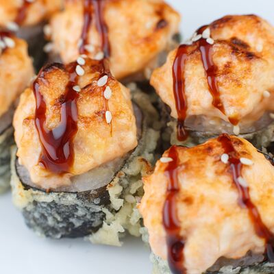 Запеченный ролл Комбомаки в IONOTO по цене 580 ₽